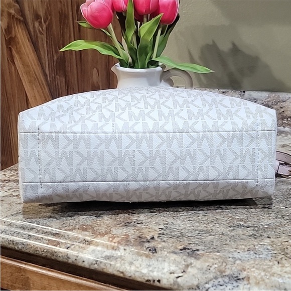 EUC Michael Kors Aria Studded Zip crossbody/shoulder strap corner piping missing - Picture 7 of 11